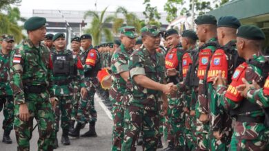 PENYAMBUTAN : Kasdam XII/Tanjungpura (TPR) Brigjen TNI Djauhari, S.E., MM, disambut Satuan Tugas Yonif R 631/Atg, Kamis (2/3/2023). FOTO IST