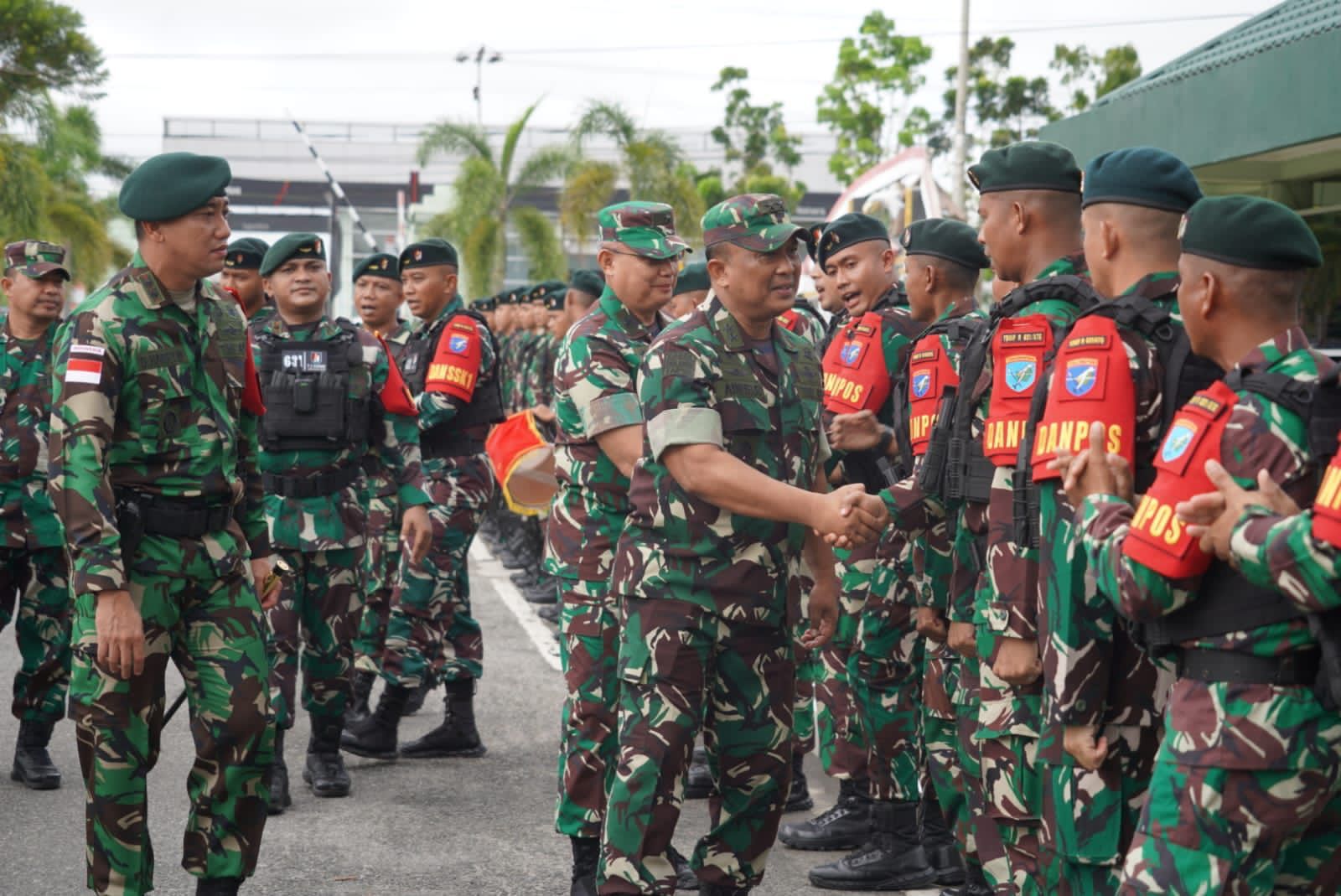 PENYAMBUTAN : Kasdam XII/Tanjungpura (TPR) Brigjen TNI Djauhari, S.E., MM, disambut Satuan Tugas Yonif R 631/Atg, Kamis (2/3/2023). FOTO IST