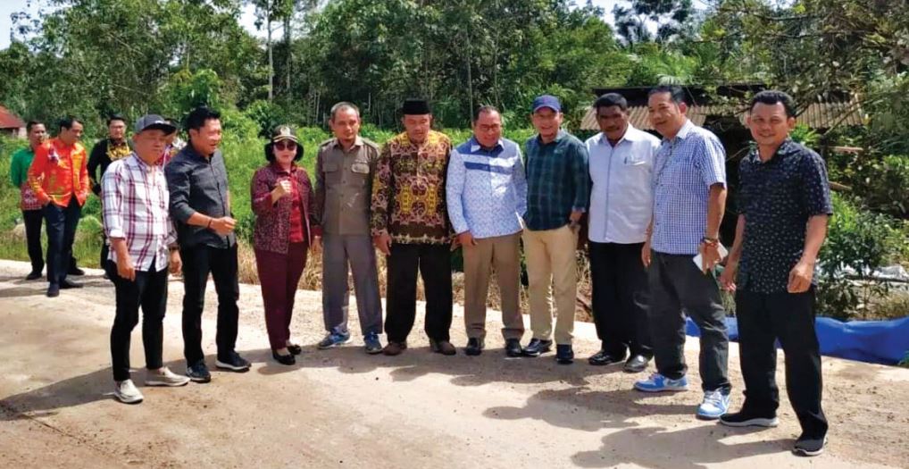 MELIHAT: Anggota Komisi IV DPRD Kabupaten Kotim Handoyo J Wibowo (kedua dari kanan) bersama anggota DPRD dari daerah Pemilihan II saat melihat jalan di wilayah seberang, belum lama ini.