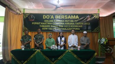 DOA BERSAMA : Dandim 1013/Mtw Letkol Inf Edi Purwoko didampingi Ketua Persit KCK Cabang XXXIX Kodim 1013/Mtw Ny. Lia Edi Purwoko memimpin doa bersama di peringatan hari jadi Persit ke 77, Makodim 1013/Mtw, Jumat (31/03/2023). FOTO IST