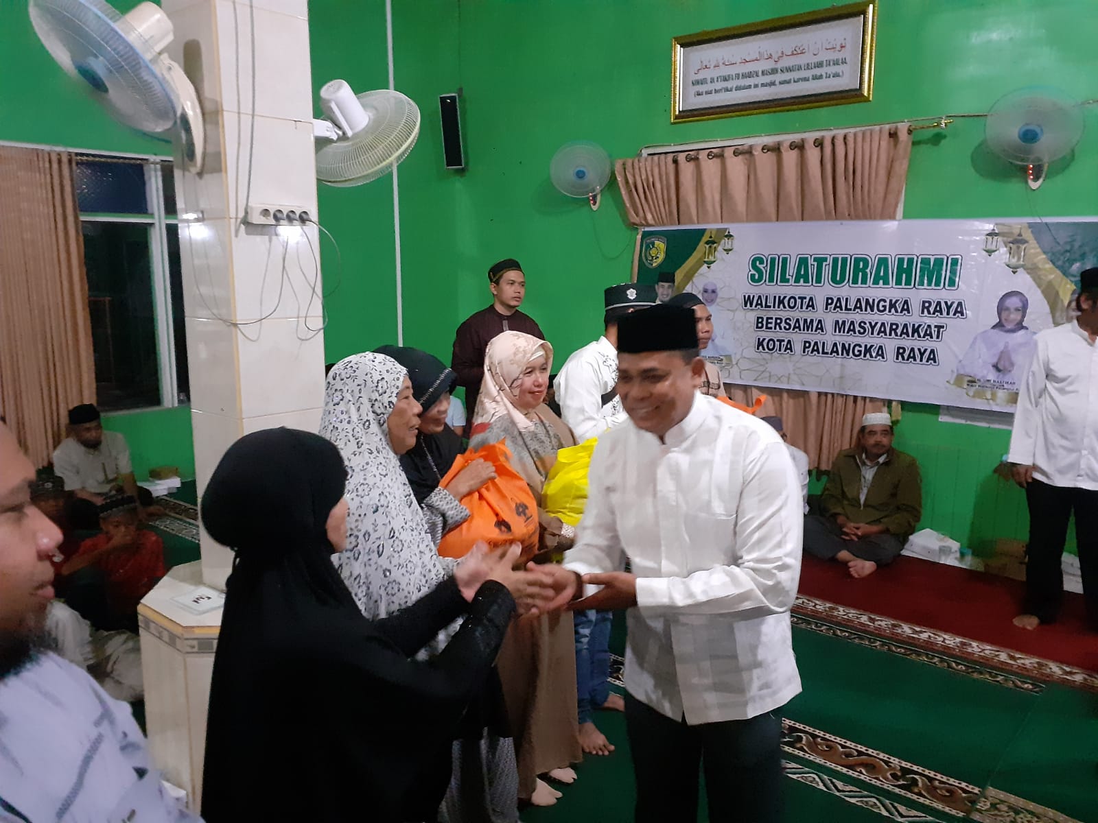MENYAPA WARGA : Danramil 1016-01/Pahandut Mayor Inf Rudiyanto menyapa warga yang hadir di Masjid Daruth Thayyibah, Kelurahan Pahandut Sebrang, Kecamatan Pahandut, Senin (03/04/2023). FOTO IST