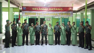 KOMANDO : Dandim 1013/Mtw Letkol Inf Edi Purwoko foto bersama anggota usai melaksanakan upacara kenaikan pangkat periode 1 April 2023, Senin (03/04/2023). FOTO IST