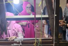 BERKUNJUNG : Ketua DPW Partai NasDem Provinsi Kalteng Hj Faridawaty Darland Atjeh didampingi sejumlah pengurus dan kader berkunjung ke salah satu tempat pelaku UMKM, di Desa Tumbang Samba.