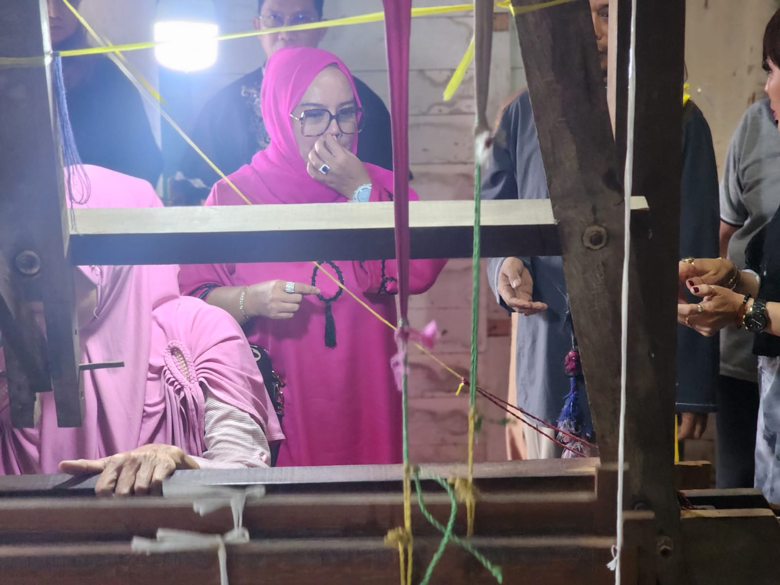 BERKUNJUNG : Ketua DPW Partai NasDem Provinsi Kalteng Hj Faridawaty Darland Atjeh didampingi sejumlah pengurus dan kader berkunjung ke salah satu tempat pelaku UMKM, di Desa Tumbang Samba.