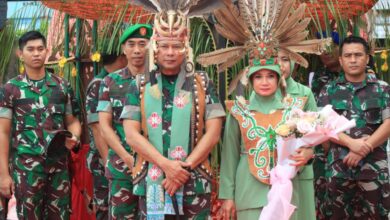 PENYAMBUTAN : Kunjungan kerja perdana Danrem 102/Pjg Brigjen TNI Bayu Permana beserta Ketua Persit Kartika Chandra Kirana (KCK) Koorcab Rem 102 Ny. Susi Bayu Permana ke Kodim 1016/Plk, Rabu (05/04/2023). FOTO IST