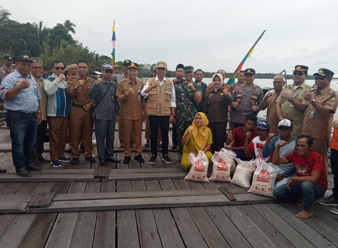 AKSI SOSIAL : Bupati Barito Utara H Nadalsyah bersama Dandim 1013/Mtw Letkol Inf Edi Purwoko dalam kegiatan penyaluran bantuan ke beberapa desa terdampak pasca banjir, Kec. Montalat, Selasa (04/04/2023). FOTO IST