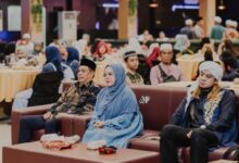 BUKBER : Ketua DPW Partai NasDem Kalteng Hj Faridawaty Darland Atjeh bersama Ketua DPD NasDem Kotim Ansen Tueh, dan Ustaz AA Reza dalam acara buka puasa bersama anak-anak panti asuhan, yang dilaksanakan di Rins Ballroom, Sampit, Selasa (04/04/2023). FOTO IST