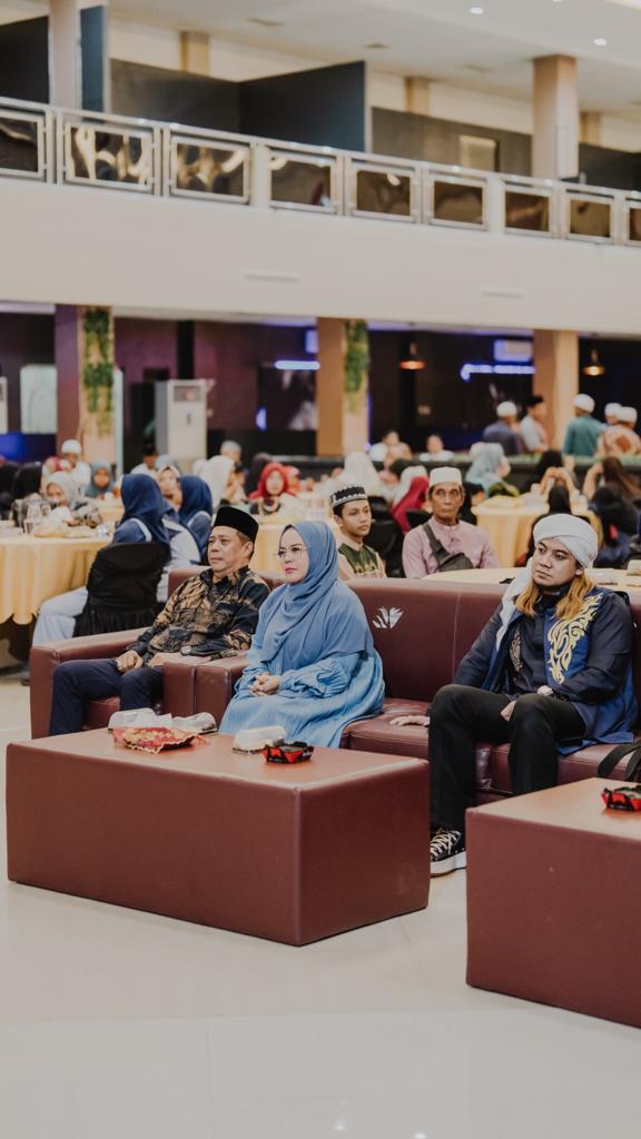 BUKBER : Ketua DPW Partai NasDem Kalteng Hj Faridawaty Darland Atjeh bersama Ketua DPD NasDem Kotim Ansen Tueh, dan Ustaz AA Reza dalam acara buka puasa bersama anak-anak panti asuhan, yang dilaksanakan di Rins Ballroom, Sampit, Selasa (04/04/2023). FOTO IST