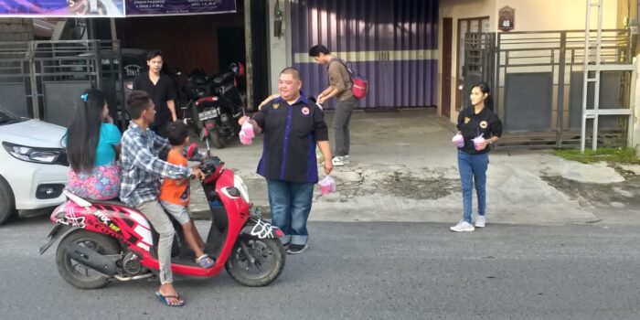 PEDULI : Ketua DPD GPND Kota Palangka Raya Erwin Pardede L Iban S.H,M.Si, bagikan ratusan takjil berbuka puasa ke pengendara motor dan kaki lima, Jumat (07/04/2023). FOTO IST