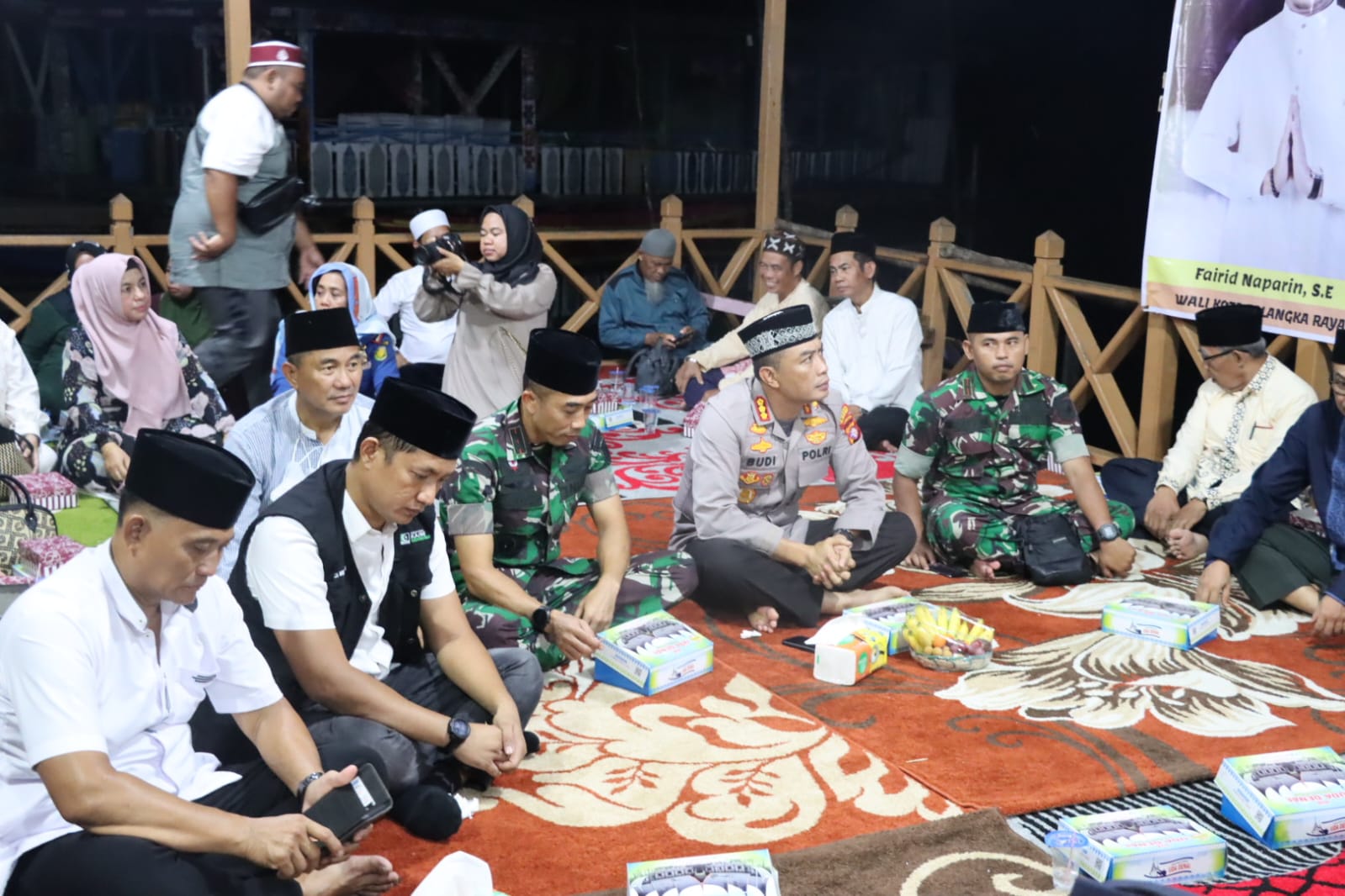 MENGHADIRI : Dandim 1016/Plk Letkol Czi Wiwid Wahyu Hidayat hadiri kegiatan Safari Ramadhan Walikota Palangka Raya bersama masyarakat Kelurahan Kereng Bangkirai, Selasa (11/04/2023). FOTO IST