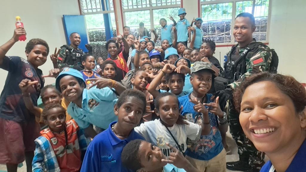 MOTIVASI : Anak-anak Papua sangat menerima pelajaran membaca dan menulis yang diajarkan oleh prajurit Pos Banti Satgas Yonif R 631/Ath, Rabu (12/04/2023). FOTO IST