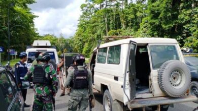 PENGAMANAN : Satgas Yonif R 631/Atg bersama Brimob Satgas Amole melaksanakan patroli pipa konsentrat milik PT. Freeport Indonesia (PTFI). Rabu, (12/04/2023). FOTO IST