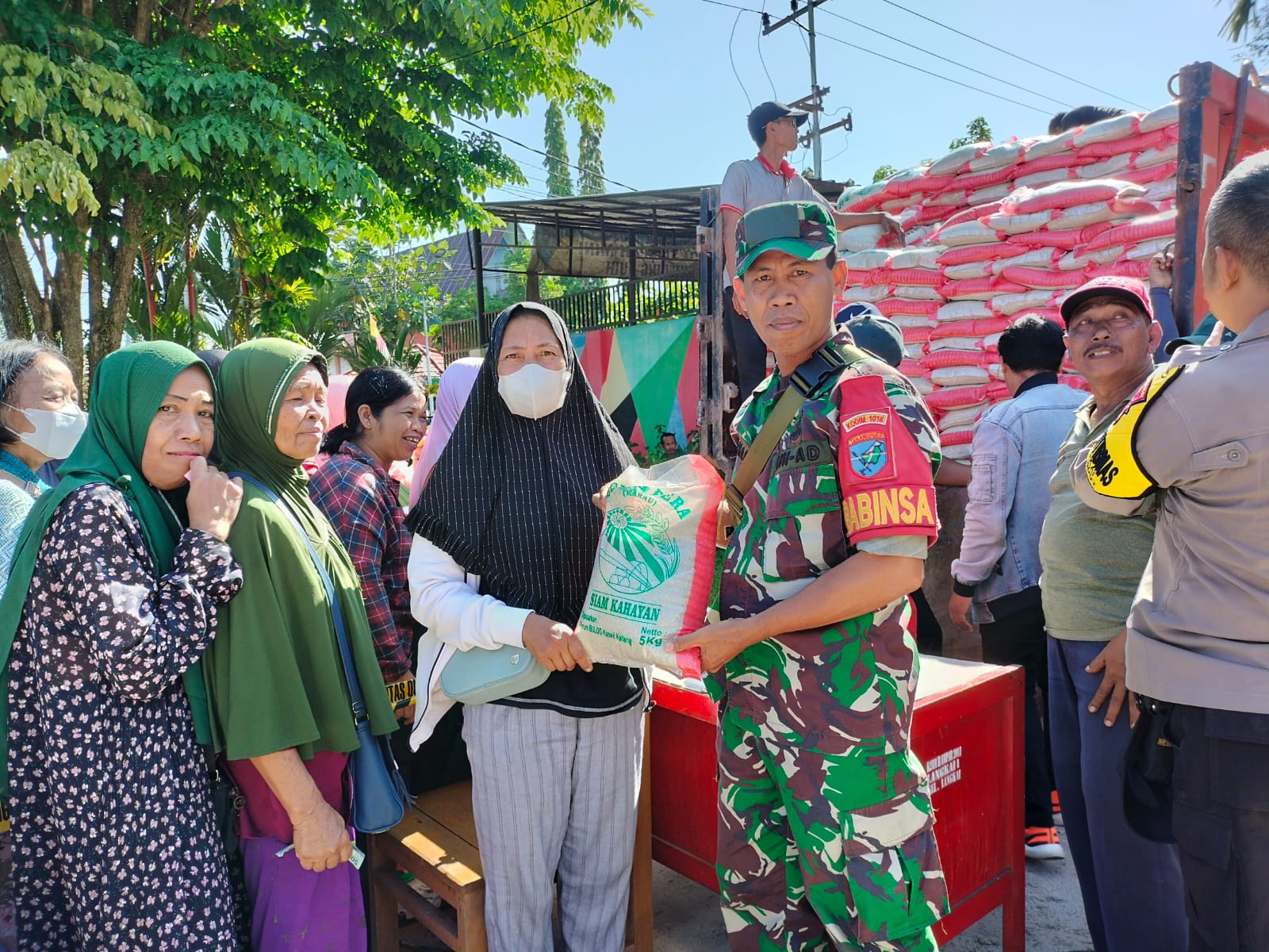 MONITORING KEGIATAN : Babinsa Koramil 1016-01/Pahandut Serka Ilham monitoring kegiatan operasi pasar yang digelar Dinas Ketahanan Pangan dan Pertanian Provinsi Kalteng, di Kelurahan Langkai, Rabu (12/04/2023). FOTO IST