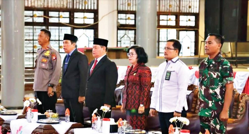HADIRI: Ketua DPRD Kabupaten Kotim Dra Rinie (tengah) saat menghadiri perombakan dan pelantikan pejabat, belum lama ini.