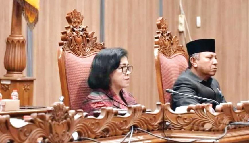 RAPAT: Ketua DPRD Kotim Dra Rinie saat memimpin rapat paripurna, belum lama ini.