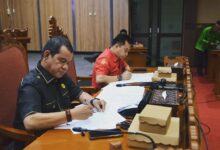 PIMPIN: Ketua Komisi I DPRD Kotim Rimbun ST (kemeja merah) saat memimpin rapat di DPRD belum lama ini.