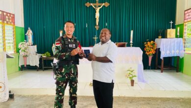 Satgas TNI Yonif R 631/Atg Bagikan Alkitab dan Kalung Rosario