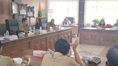 Pemkab Tanggung Biaya Kesehatan Warga Kurang Mampu H Surianor, Anggota DPRD Barito Utara Sukseskan Program Satu Desa, Lima Pengajar Langkah