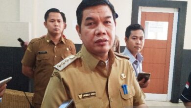 Bupati Barito Timur Ampera AY Mebas memimpin rapat evaluasi