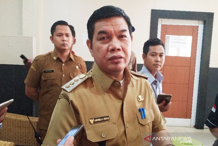 Bupati Barito Timur Ampera AY Mebas memimpin rapat evaluasi