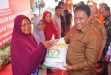 Simbolis Penyerahan Bantuan Beras Pemerintah