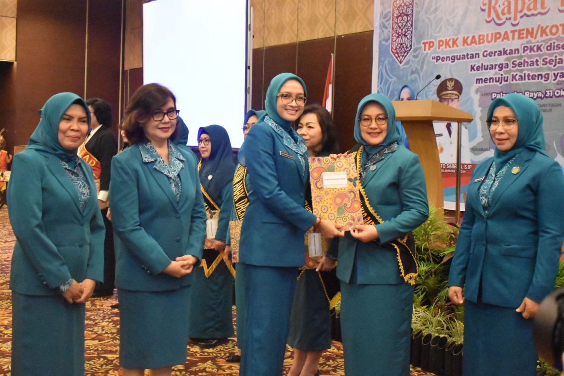 Pengukuhan Bunda Forum Anak Daerah dan Rapat Konusltasi PKK se- Kalteng