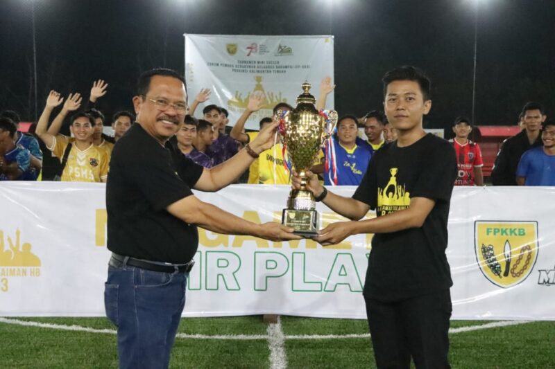Sekda Nuryakin saat menyerahkan Piala Haji Sulaiman HB