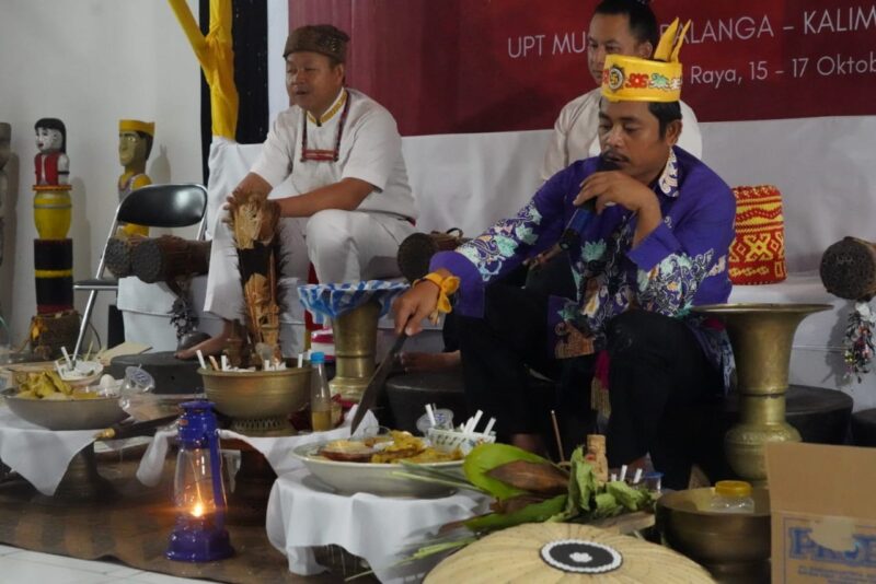 RITUAL ADAT : Para Basir saat melantunkan mantra
