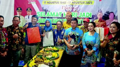 Bupati Barito Timur Ampera AY Mebas bersama Wabup