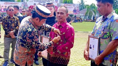 Bupati Menyematkan Penghargaan