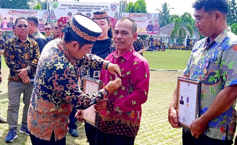 Bupati Menyematkan Penghargaan