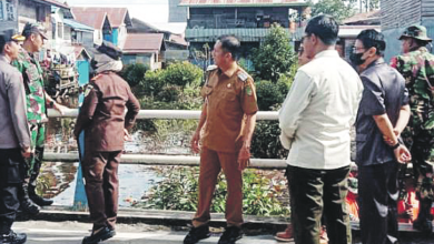 Pj Bupati Barito Utara, Drs Muhlis (empat dari kiri) bersama FKPD meninjau jembatan yang di dalam Kota Muara Teweh, Selasa (5/12).