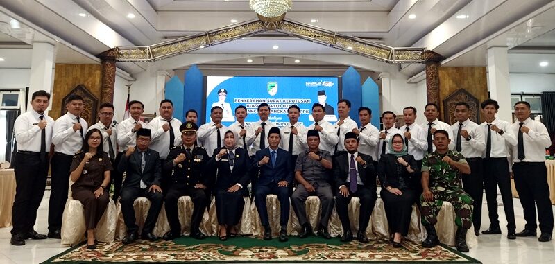 Penjabat Bupati Barito Utara Drs Muhlis dan Ketua DPRD Hj Mery Rukaini