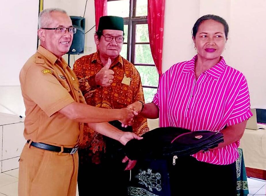 Penyerahan Simbolis tas Kepada Peserta Bimtex