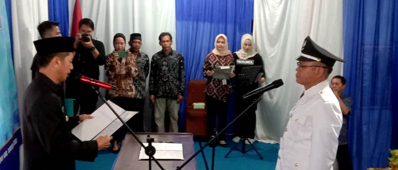 Pj Bupati Melantik Kades PAW Desa Pendreh