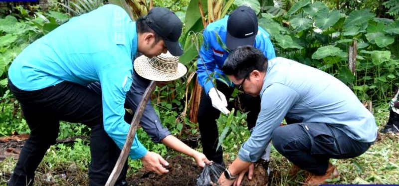 Pj Bupati Menanam Pohon saat Karya Bakti