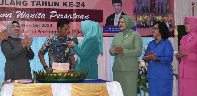 potong tumpeng HUT ke-24 Dharma Wanita Persatuan Kabupaten Barito Utara