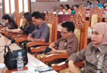 Anggota DPRD Gunung Mas Sahriah bersama koleganya