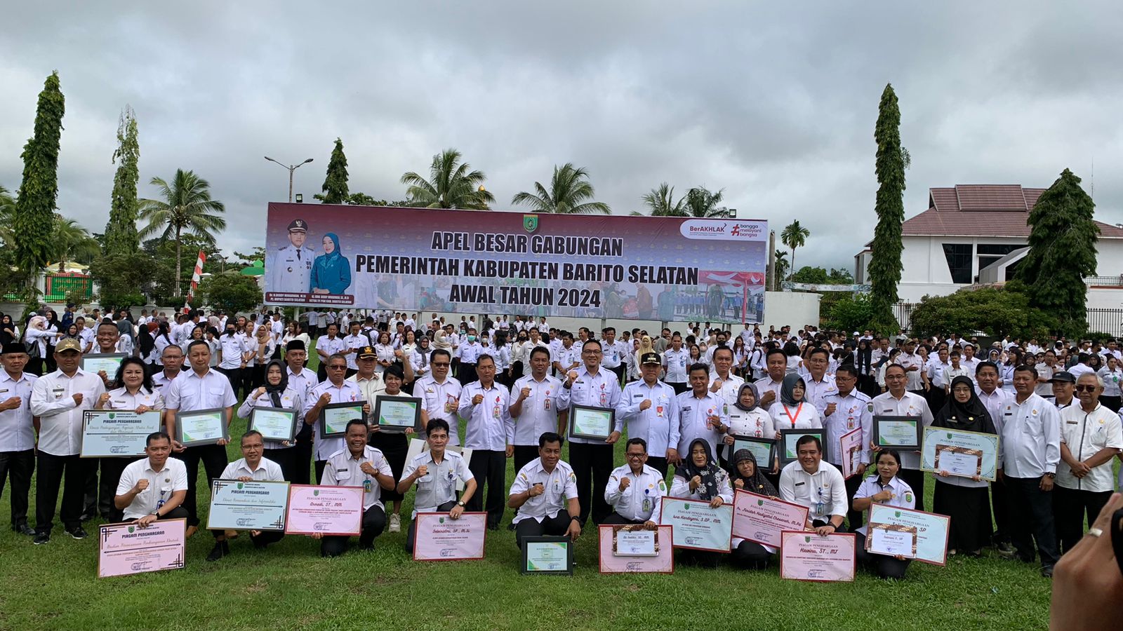 Pj. Bupati Barsel Deddy Winarwan saat bersama para pejabat ASN