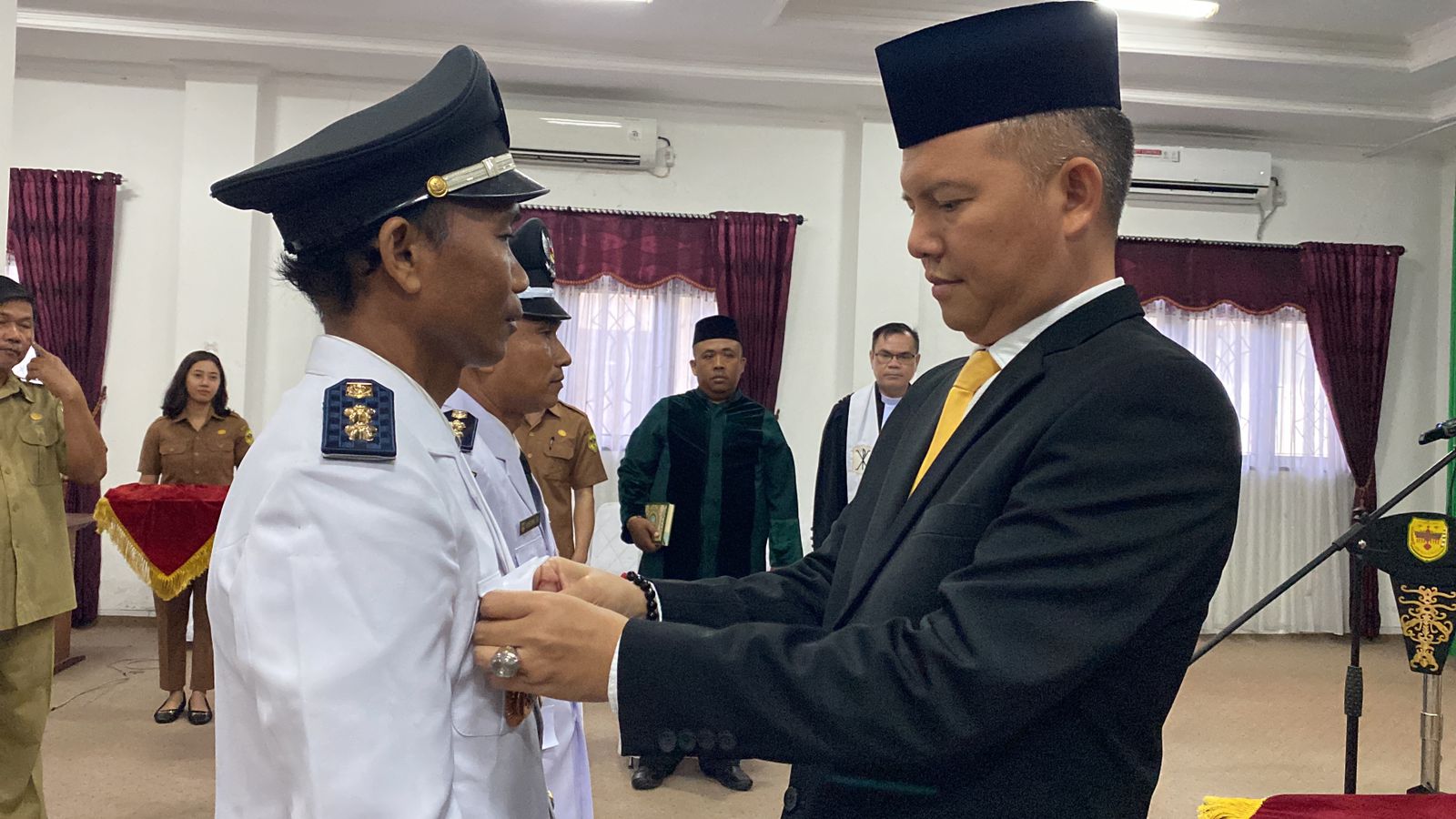 Bupati Gunung Mas Jaya S Monong memasangkan tanda