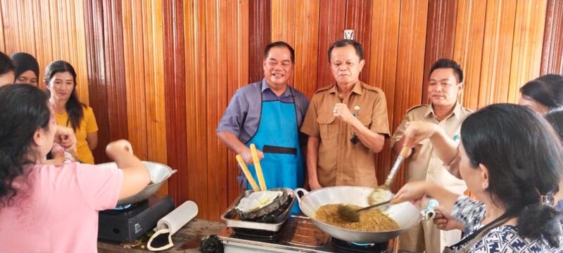 Anggota DPRD Gunung Mas Untung J Bangas dan Kepala Disnakertranskop-UKM