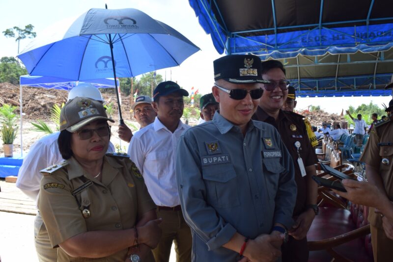 Bupati Gunung Mas Jaya S Monong, bersama Wabup Efrensia LP Umbing