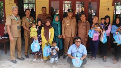 Pj Bupati Seruyan, Djainuddin Noor saat mengunjungi Posyandu