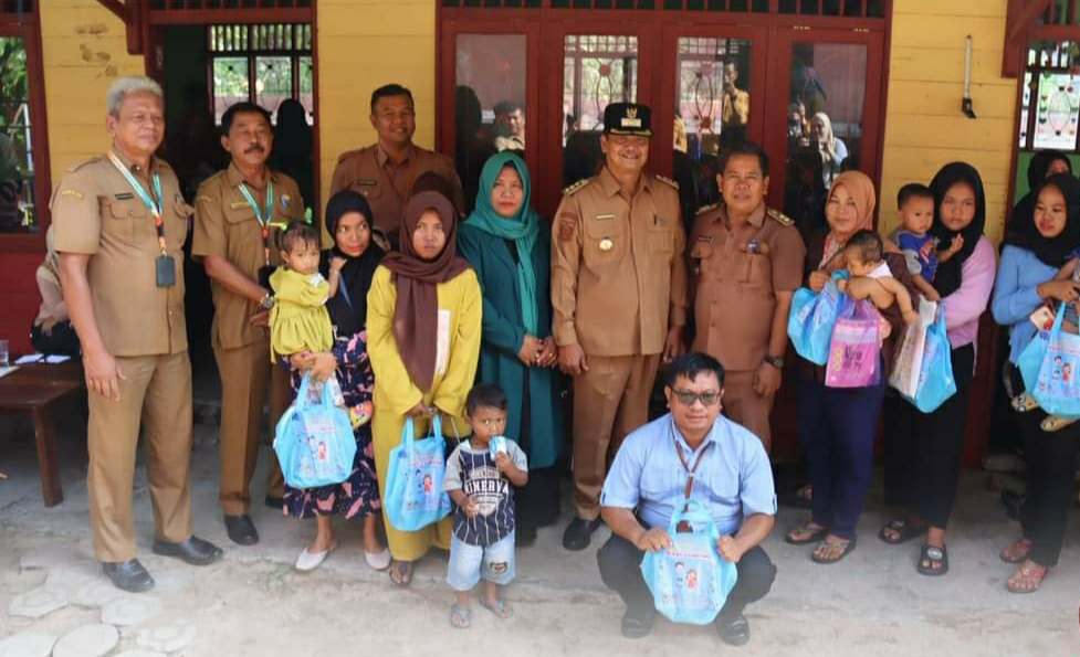 Pj Bupati Seruyan, Djainuddin Noor saat mengunjungi Posyandu