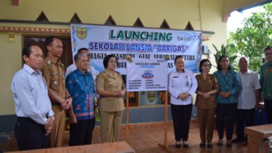 Wakil Bupati Gunung Mas Efrensia LP Umbing didampingi Kepala Perwakilan BKKBN Kalteng Jeanny Yolawinokan