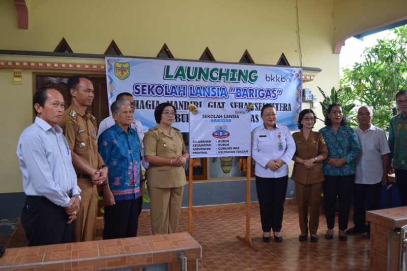 Wakil Bupati Gunung Mas Efrensia LP Umbing didampingi Kepala Perwakilan BKKBN Kalteng Jeanny Yolawinokan