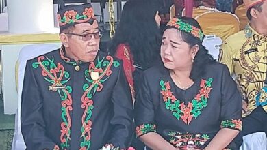 Ketua DPRD Gunung Mas Akerman Sahidar dan Istri.