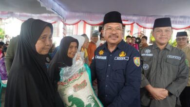 Sekda H. Nuryakin menyerahkan beras subsidi di Kecamatan Dusun Selatan