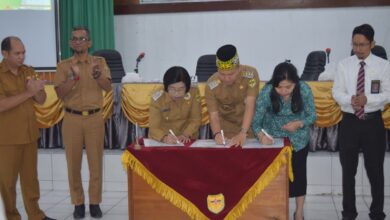 TANDATANGAN : Bupati Gunung Mas Jaya S Monong bersama Wakil Efrensia dan Ketua TP-PKK Mimie Mariatie Jaya S Monong saat menandatangani komitmen di aula Bepperida, Senin (1/4/2024). FOTO IST