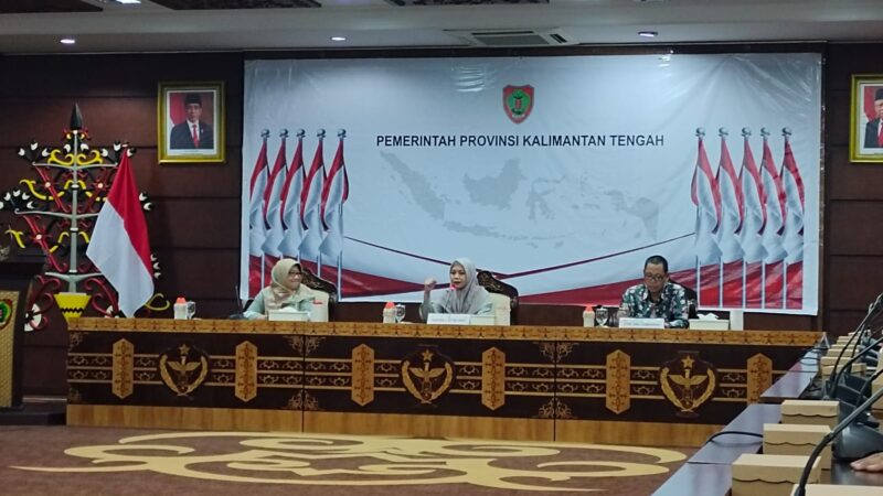 Wagub H. Edy Pratowo dan Sekda H. Nuryakin saat mengunjungi stand Dislutkan Kalteng,